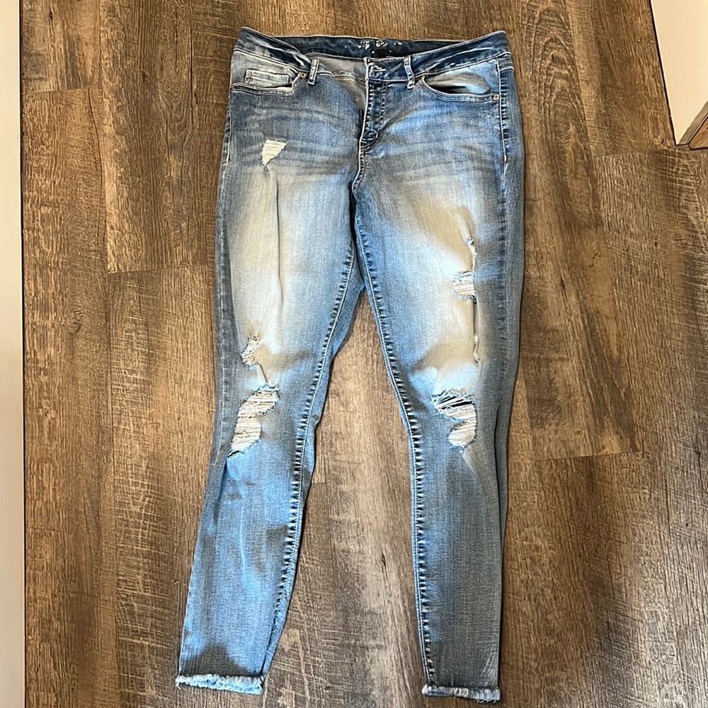 Women’s Distressed Skinny Jeans